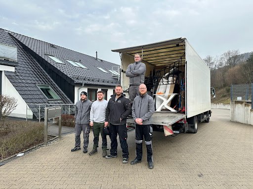 Das MP-Transporte-Team vor dem Möbelwagen